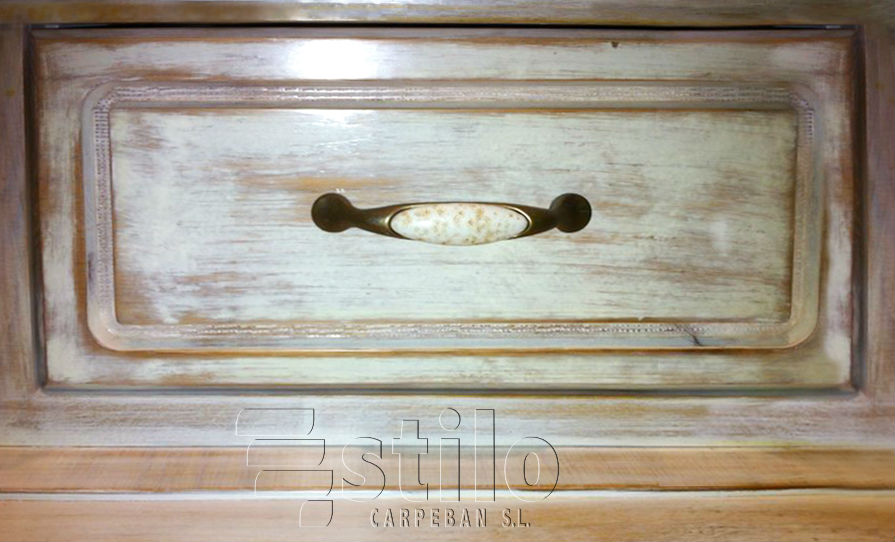 Carpintera Ebanistera Carpeban Stilo en Salamanca, somos profesionales. Detalle de cajn de mueble  de cuarto de bao realizado en madera de roble, en decap.